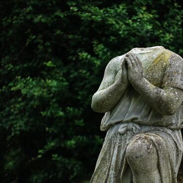 Moselle : une suspecte hospitalisée après le saccage d'un cimetière