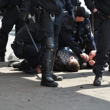 Paris : l'IGPN saisie après une interpellation musclée place de la Bastille