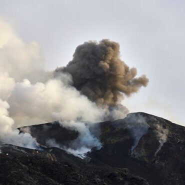 Piton de la Fournaise : le volcan sous haute surveillance