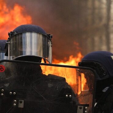 Nuit de violences à Limoges : la mairie incendiée et des magasins pillés