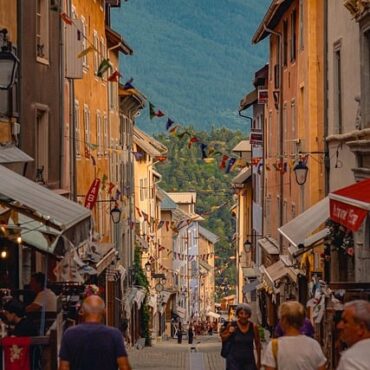 Grenoble : un magasin ravissé par les flammes en marge des émeutes