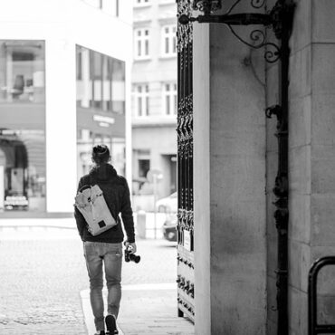 Agression à Nice : les forces de l'ordre recherchent l'homme au visage cagoulé