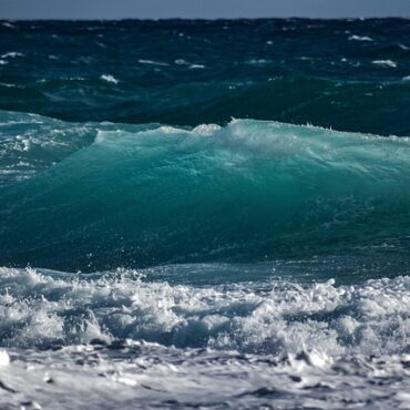 Coup de frais et vagues de 2,5 mètres : un front froid débarque ce dimanche