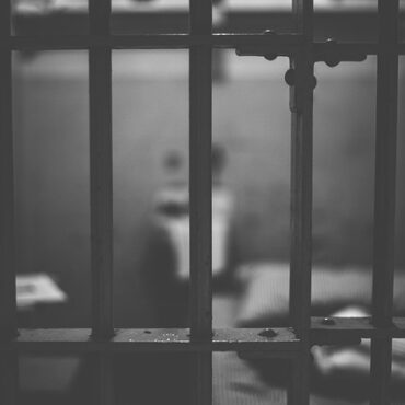 Incendie de la pharmacie lors des émeutes à Montargis : deux ans de prison ferme pour un jeune homme