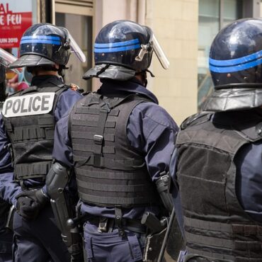 Saint-Denis : un adjoint au maire visé par du gaz lacrymogène porte plainte contre un policier